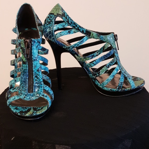 Gorgeous Bakers Heels - Beautiful ocean colors - Picture 4 of 8